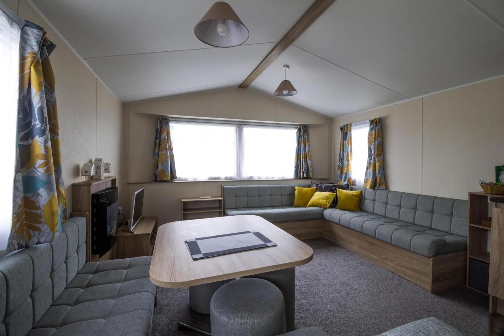 Lovely Caravan With Decking At Seawick Holiday Park In Essex Ref 27471Sw Clacton-on-Sea Exterior foto