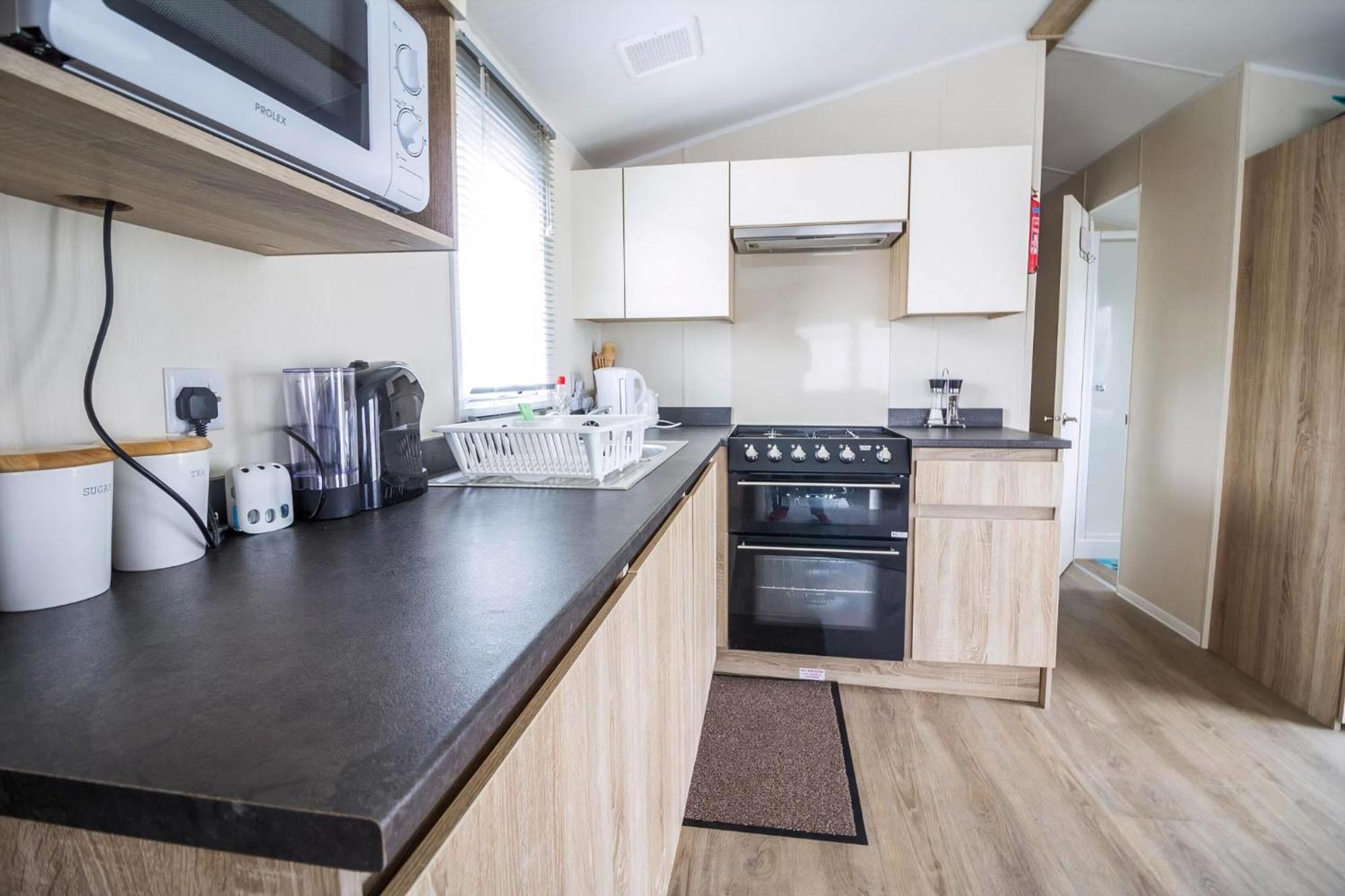 Lovely Caravan With Decking At Seawick Holiday Park In Essex Ref 27471Sw Clacton-on-Sea Exterior foto