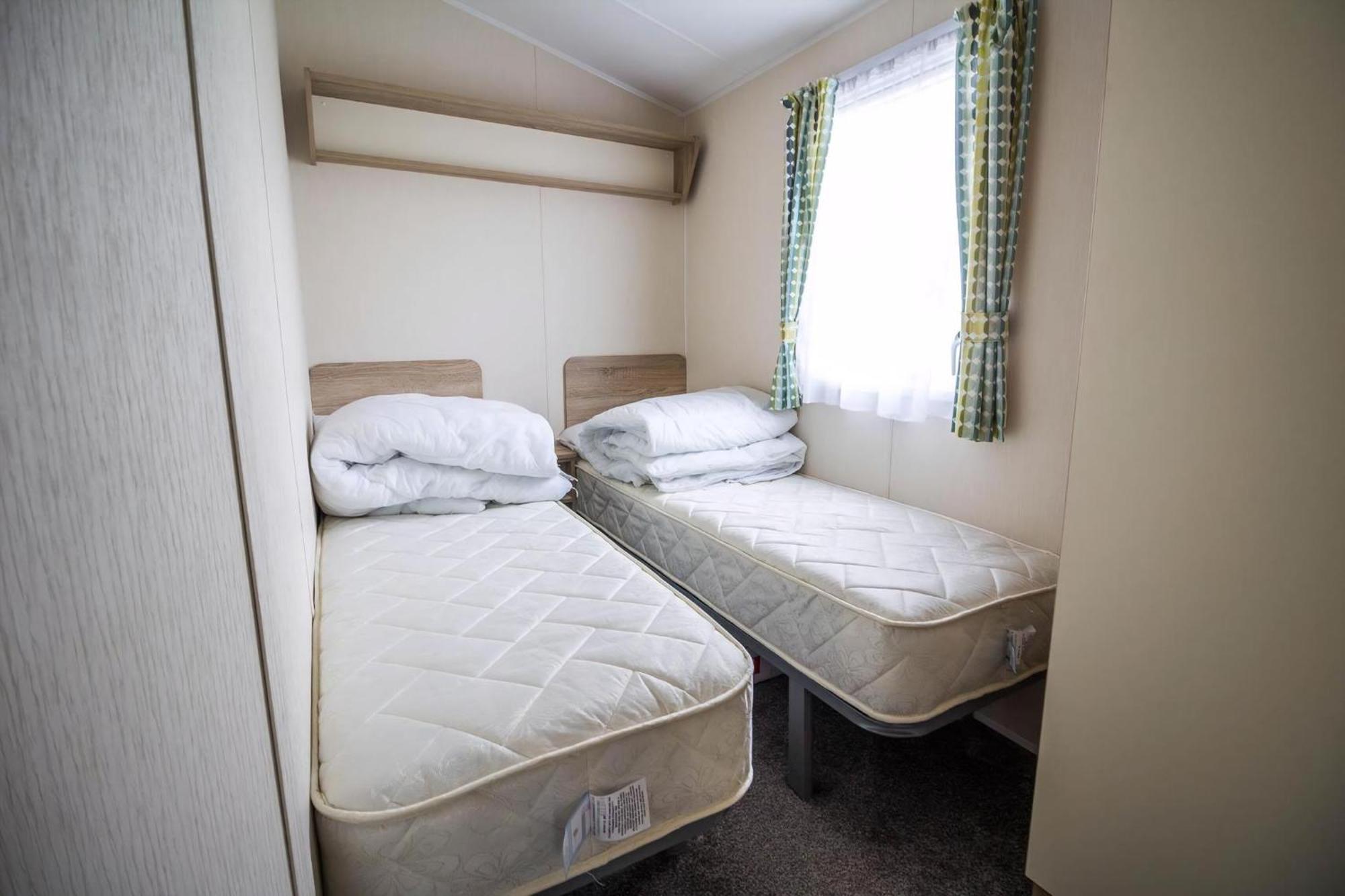 Lovely Caravan With Decking At Seawick Holiday Park In Essex Ref 27471Sw Clacton-on-Sea Exterior foto