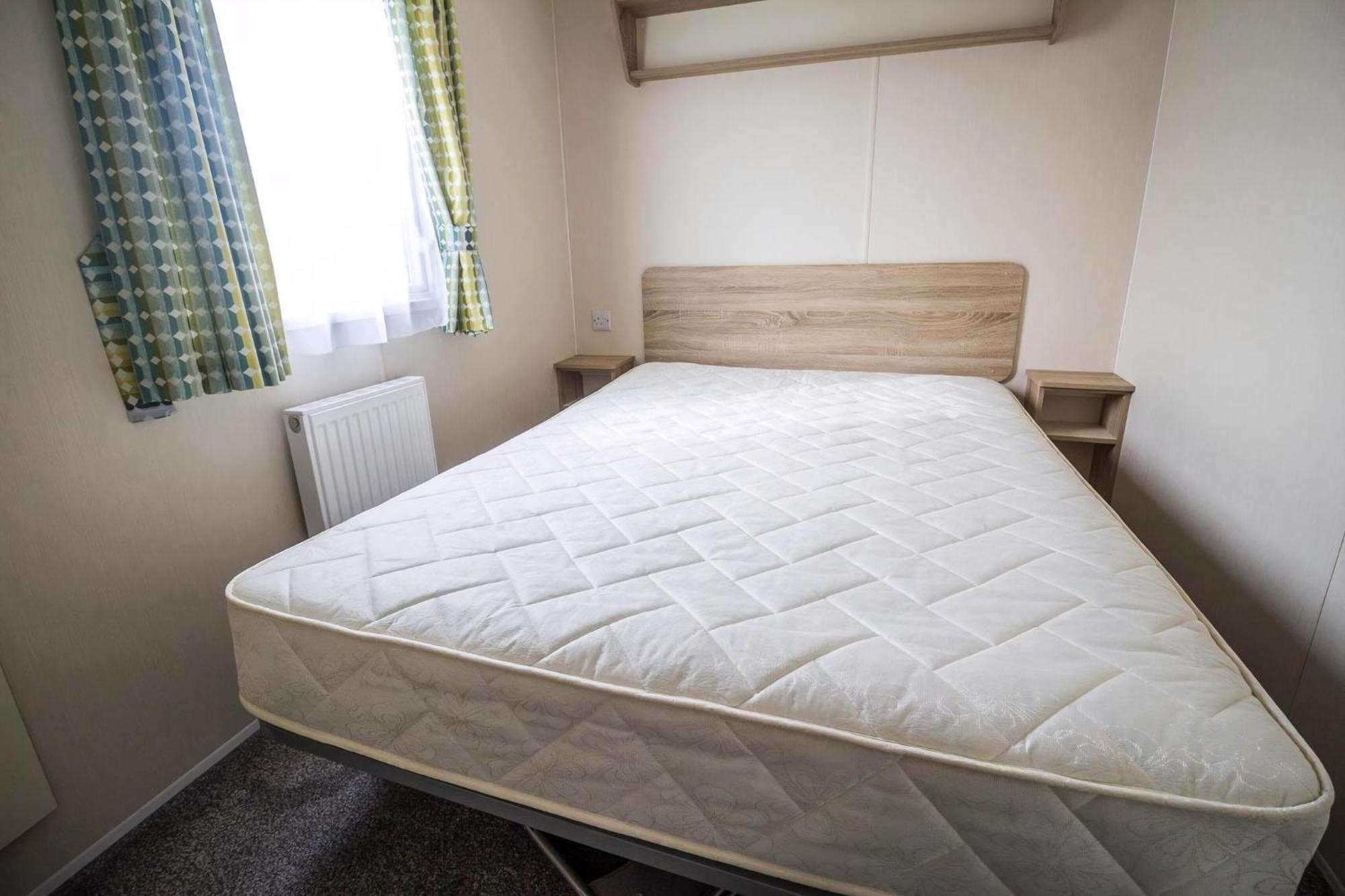 Lovely Caravan With Decking At Seawick Holiday Park In Essex Ref 27471Sw Clacton-on-Sea Exterior foto