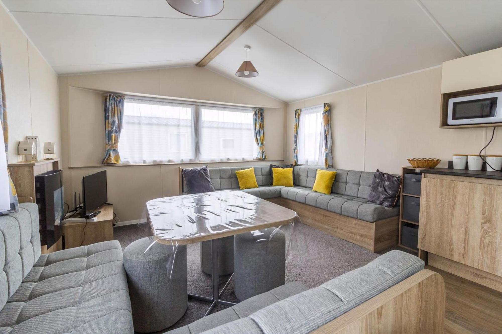 Lovely Caravan With Decking At Seawick Holiday Park In Essex Ref 27471Sw Clacton-on-Sea Exterior foto